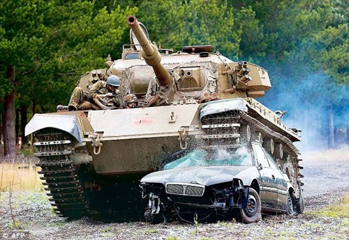 新西兰推出减压新法:驾驶坦克碾压汽车(图)