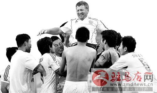 点球胜阿联酋队 中国队获得沙滩足球亚洲杯冠